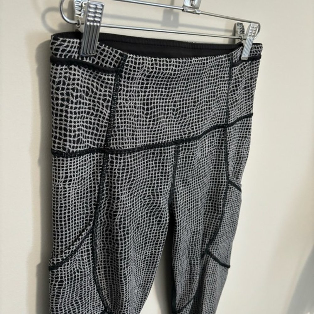 Lululemon Outrun Tight Fall Net White Black Side Pocket Workout Ankle Crop - Picture 6 of 16